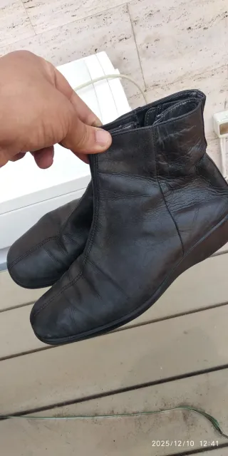 Botines de piel negros