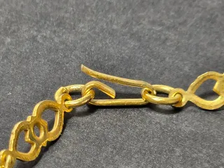 Pulsera dorada con perlas