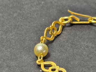 Pulsera dorada con perlas