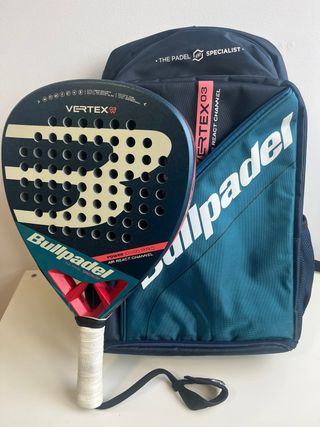 Pala y mochila Bullpadel Vertex 03