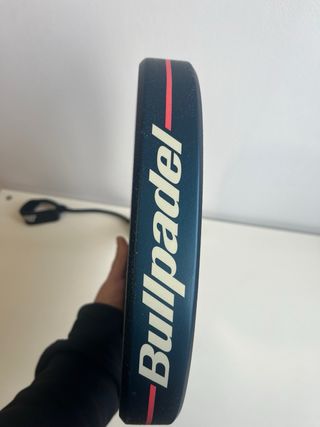 Pala y mochila Bullpadel Vertex 03