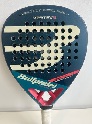 Pala y mochila Bullpadel Vertex 03