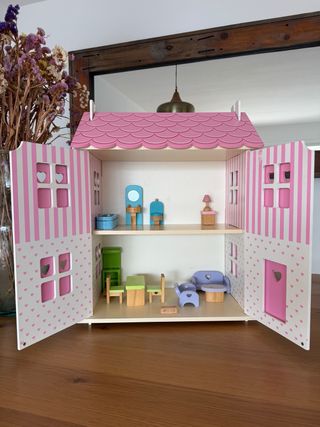 Casita de muñecas de madera
