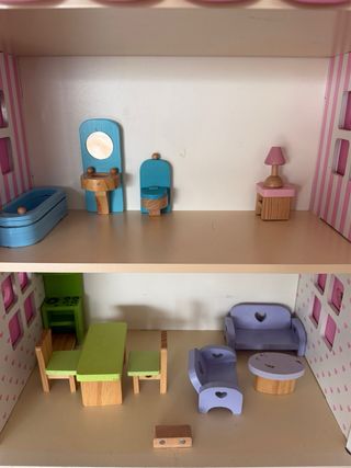 Casita de muñecas de madera