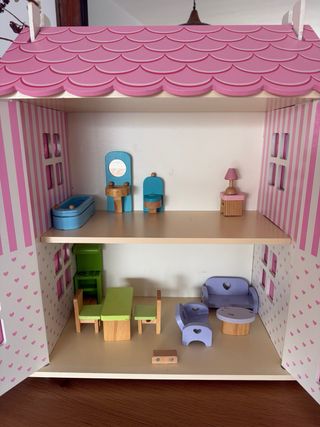 Casita de muñecas de madera