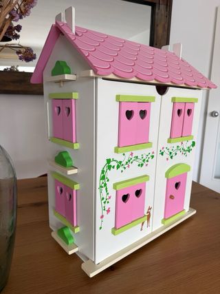 Casita de muñecas de madera