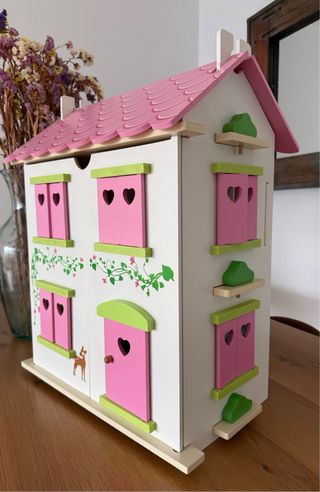 Casita de muñecas de madera