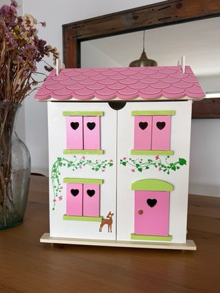 Casita de muñecas de madera