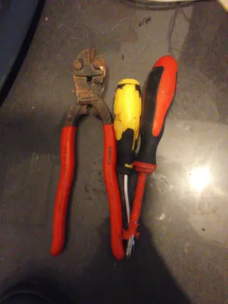 Herramientas: Alicates y Destornilladores