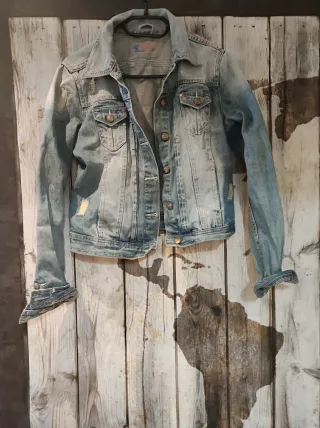Chaqueta vaquera desgastada