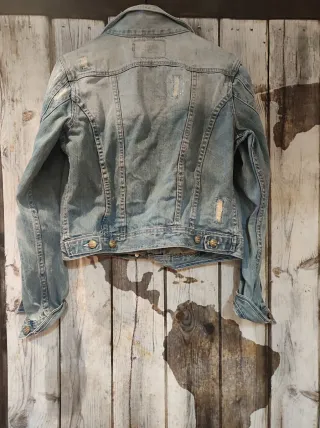 Chaqueta vaquera desgastada