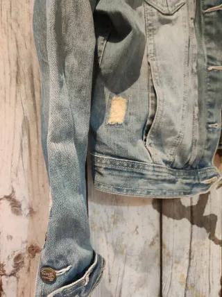 Chaqueta vaquera desgastada