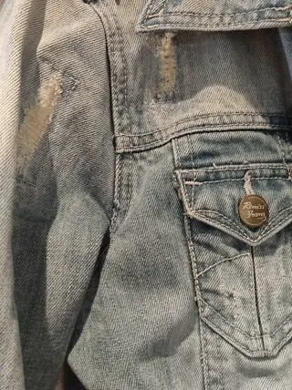 Chaqueta vaquera desgastada