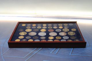 02. Historia de la Moneda. Monedas, vitrina. El Mundo.