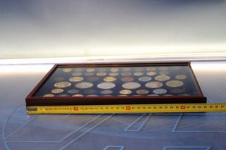 02. Historia de la Moneda. Monedas, vitrina. El Mundo.