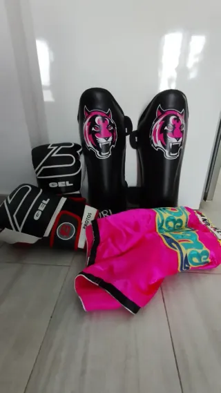 Kit Muay Thai/MMA: Guantes, espinilleras y shorts