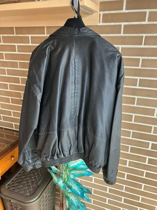 Cazadora de cuero negra