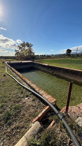 Magnifa finca con casa de 86m2 a reformar,
