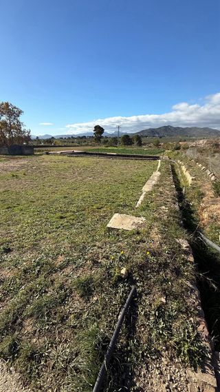 Magnifa finca con casa de 86m2 a reformar,
