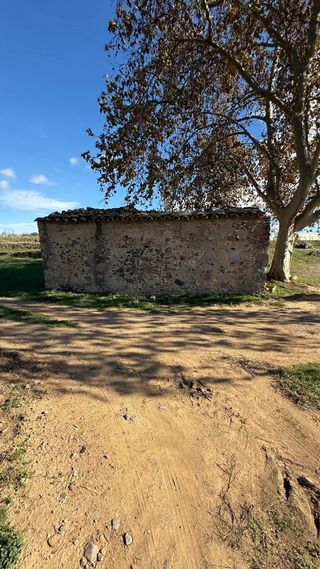 Magnifa finca con casa de 86m2 a reformar,