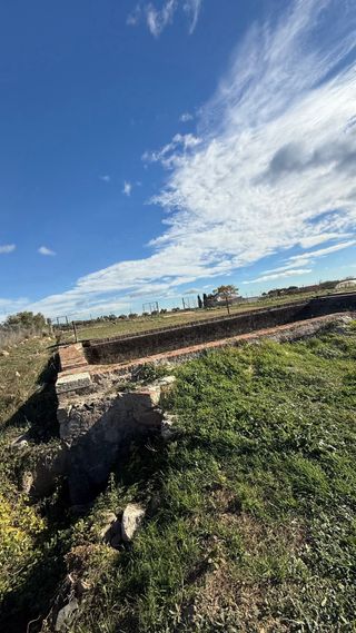 Magnifa finca con casa de 86m2 a reformar,
