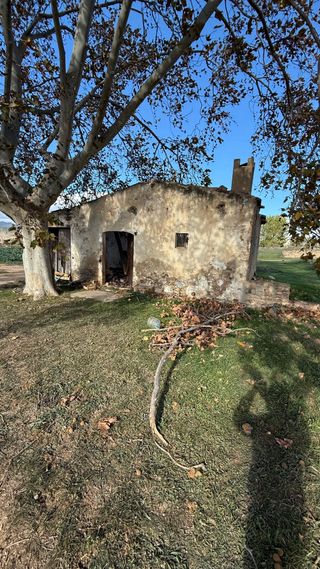 Magnifa finca con casa de 86m2 a reformar,