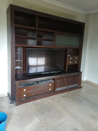 Mueble de salón de madera y cristal