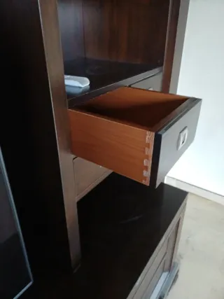 Mueble de salón de madera y cristal