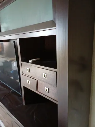 Mueble de salón de madera y cristal