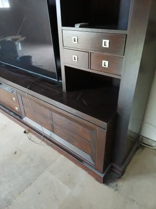 Mueble de salón de madera y cristal