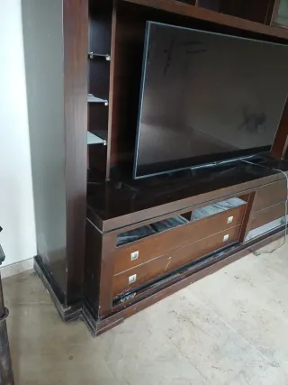 Mueble de salón de madera y cristal