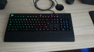 Teclado Logitech G213 RGB Gaming