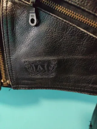 Cazadora de cuero para mujer