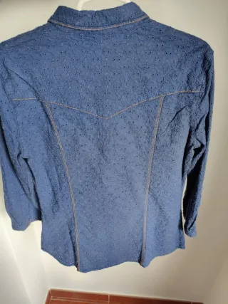 Camisa Guess azul bordada