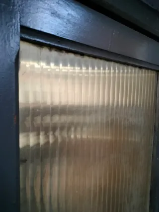 Puerta vintage antigua madera y cristal acanalado