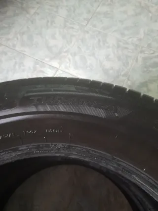 Pareja de neumáticos Bridgestone 235/60R18 107W