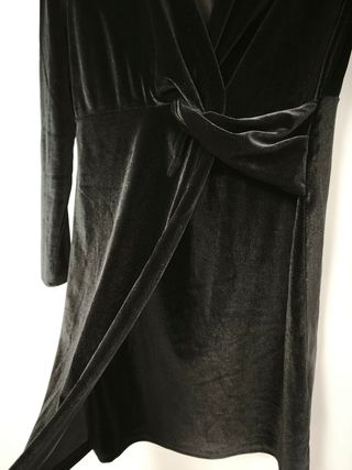 Vestido negro terciopelo corte irregular