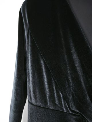 Vestido negro terciopelo corte irregular