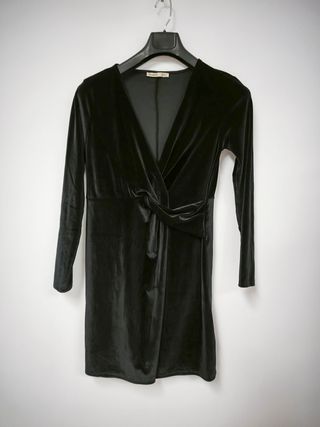 Vestido negro terciopelo corte irregular