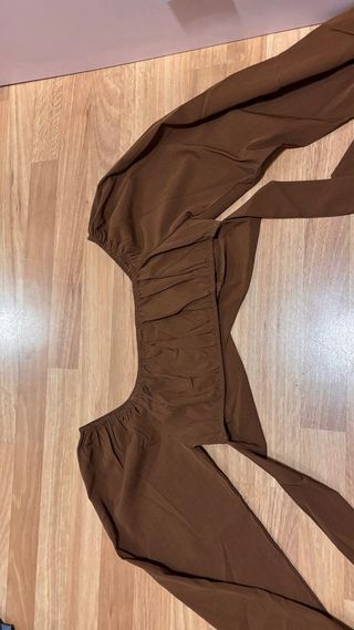 Crop top marrón fruncido manga larga