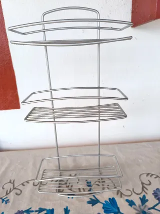 Estantería de baño metálica plateada