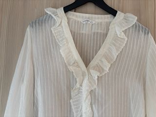 Blusa blanca con volantes