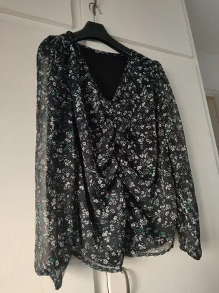 Blusa drapeada flores manga larga