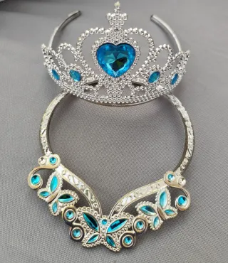 Corona y collar con mariposas y gemas azules