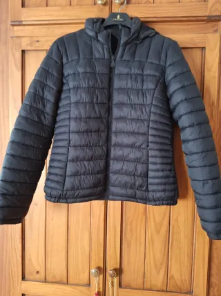 Chaqueta acolchada negra con capucha