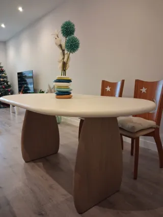 Mesa nueva de comedor de microcemento y madera