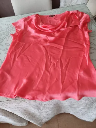 Blusa de raso coral talla M