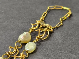 Pulsera dorada con perlas