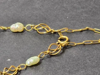 Pulsera dorada con perlas