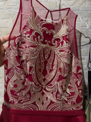 Vestido largo rojo con detalles dorados